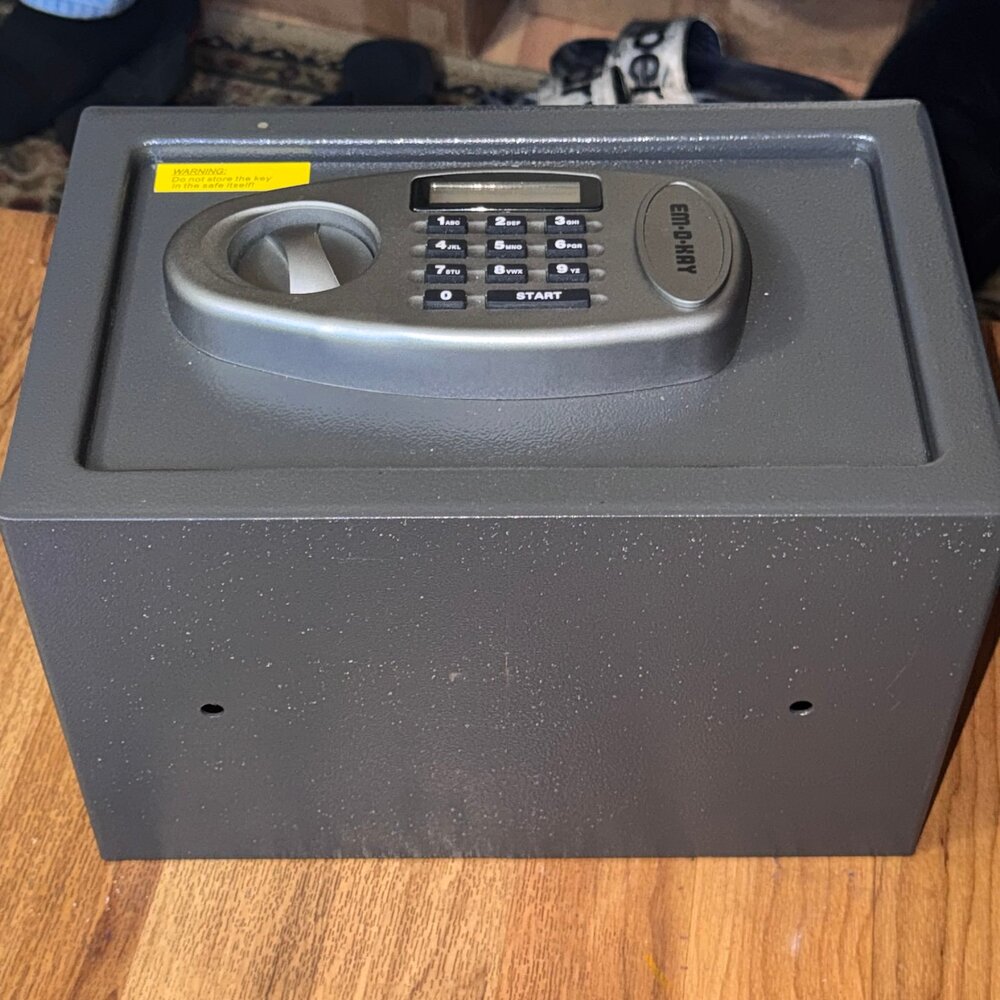 Em-D-Kay E1N Digital Entry Security Safe Withe Keypad and Key Override - Picture 10 of 12